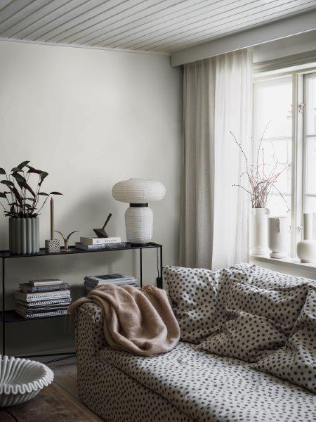 Schwarzer Lagerbehälter mit gelben Griffen