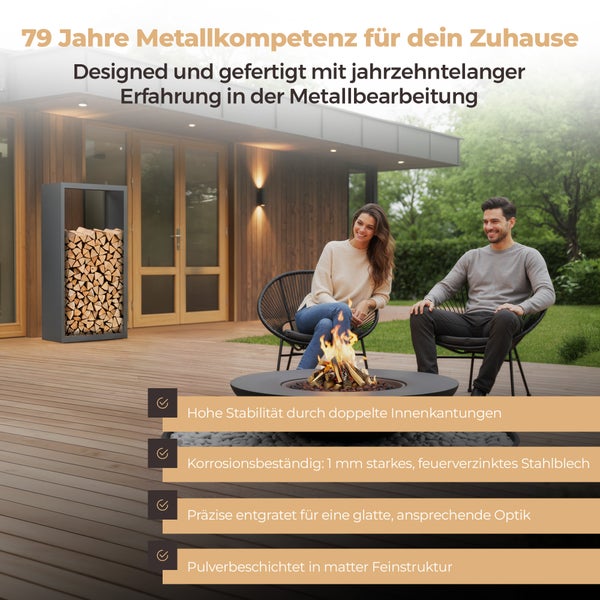 Feuerstelle und Brennholzregal auf einer Terrasse mit zwei Personen.