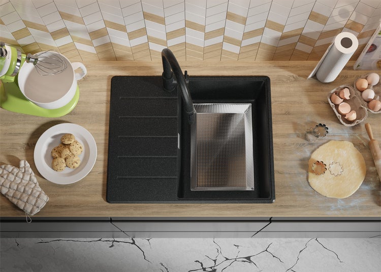 Küchenszene mit Spüle, Armatur, Küchenmaschine und Backutensilien auf einer Arbeitsfläche.