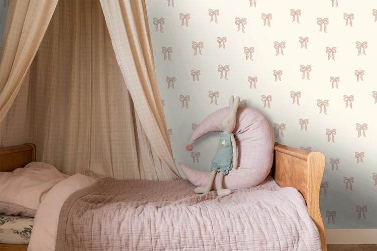 Kinderzimmer mit Himmelbett, Mondkissen und Schleifentapete