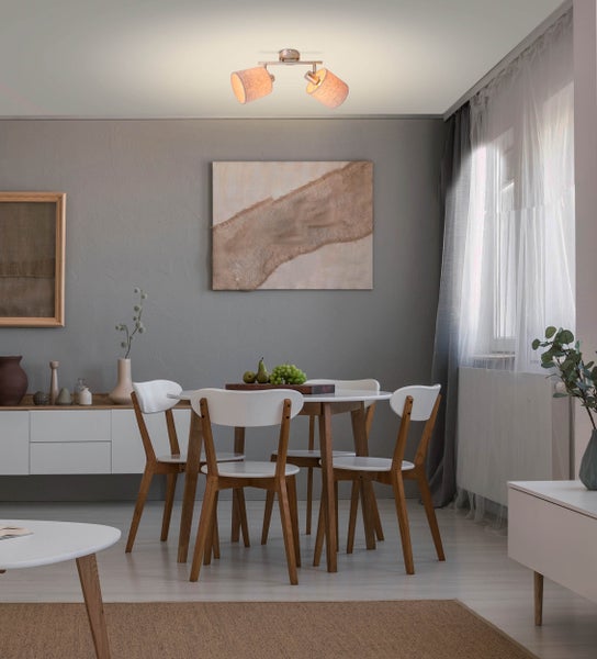 Esszimmer mit Esstisch, Stühlen und Deckenleuchte mit zwei Strahlern für eine helle und gemütliche Atmosphäre