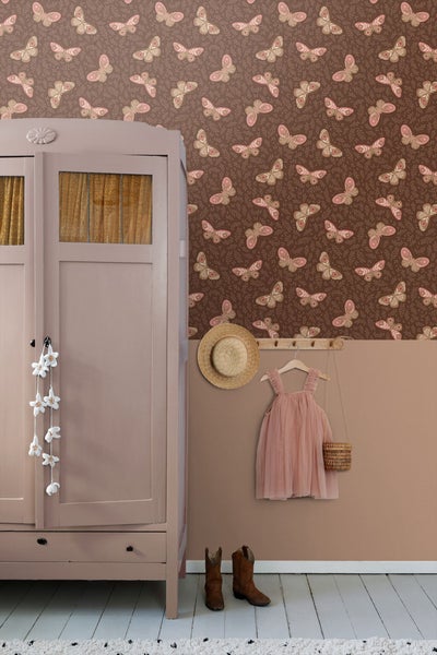 Kinderzimmer mit Schmetterlingstapete, Garderobe, Kleid, Hut und Stiefeln.