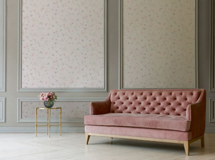 Schlafzimmer mit Bett, Nachttisch und Zimmerpflanzen