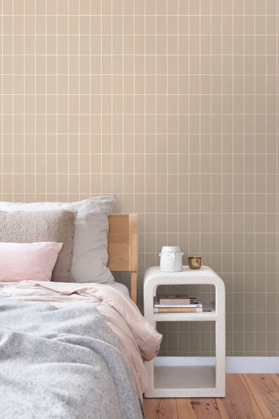 Schlafzimmer mit Bett und Nachttisch vor Wand mit quadratischem Muster