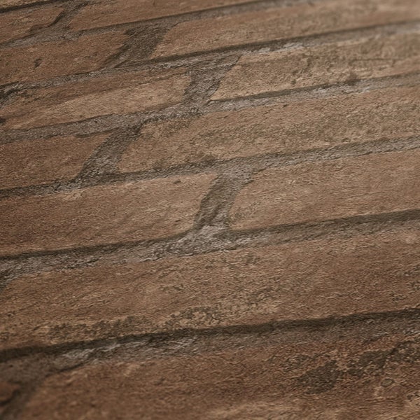 Wohnzimmer mit Ziegelwandtapete, Kommode und liegendem Hund