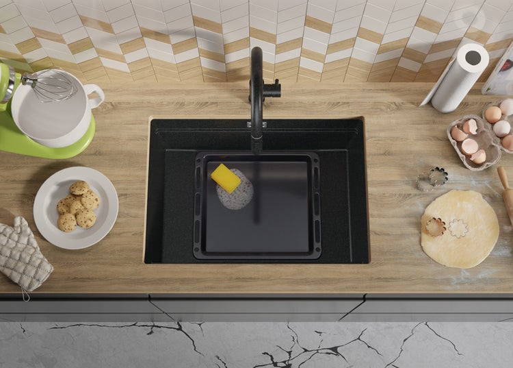 Küchenszene mit Spüle, Armatur, Küchenutensilien und Lebensmitteln