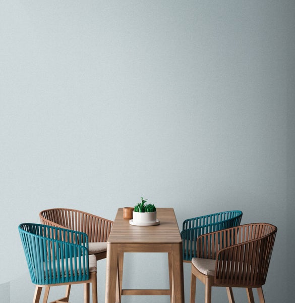 Essgruppe mit Holztisch und vier Stühlen mit Sitzkissen