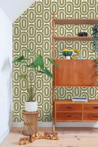 Dekoratives Interieur mit Tapete im Retro Stil, Holzregal und Zimmerpflanze