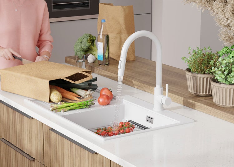 Küchenszene mit Spüle, Armatur und frischen Zutaten