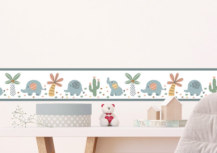 Selbstklebende Bordüre für das Kinderzimmer mit Motiven von Elefanten, Palmen und Kakteen auf einer hellen Wand.