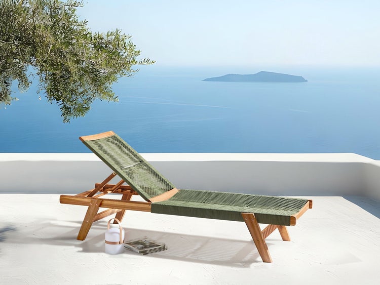 Garten Szene mit einer hölzernen Sonnenliege, einer Lampe und einem Buch