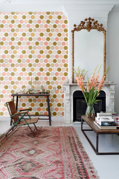 Dekoratives Wohnzimmer mit gemusterter Tapete, Kamin und antikem Teppich