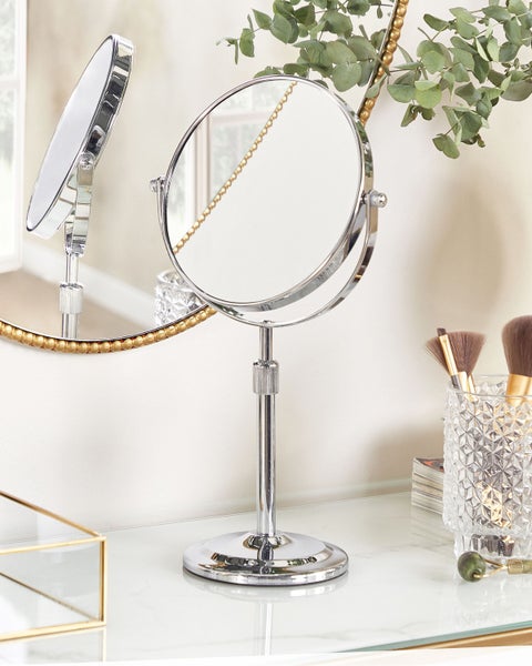 Vergrößerungsspiegel mit Standfuß auf einem Tisch