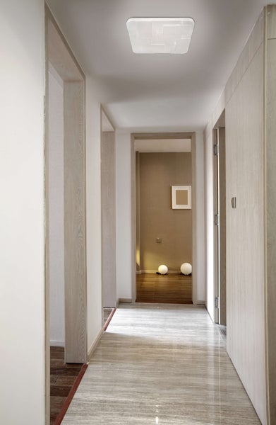 Hängelampe mit farbigen Kabeln und mehreren Leuchten