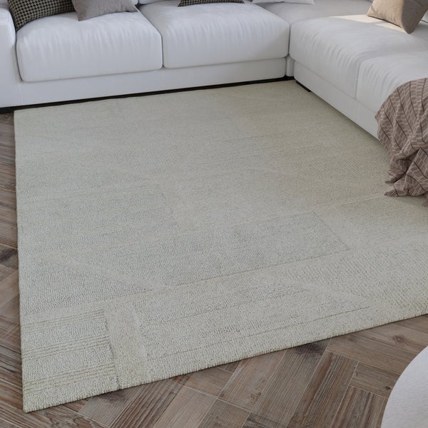 Beigefarbener rechteckiger Teppich mit geometrischem Strukturmuster und unterschiedlichen Florhöhen.