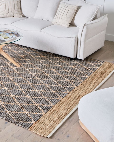 Garten mit Ziergras und blühenden Iris Pflanzen