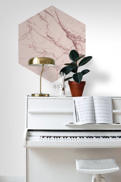Szene mit weißem Klavier, goldener Lampe, Zimmerpflanze und sechseckiger Marmor Wanddekoration