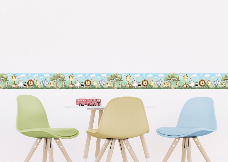 Tapetenbordüre für Kinderzimmer mit Safari-Motiv, verschiedene Tiere wie Giraffe, Löwe und Elefant in einer hellen, freundlichen Umgebung.