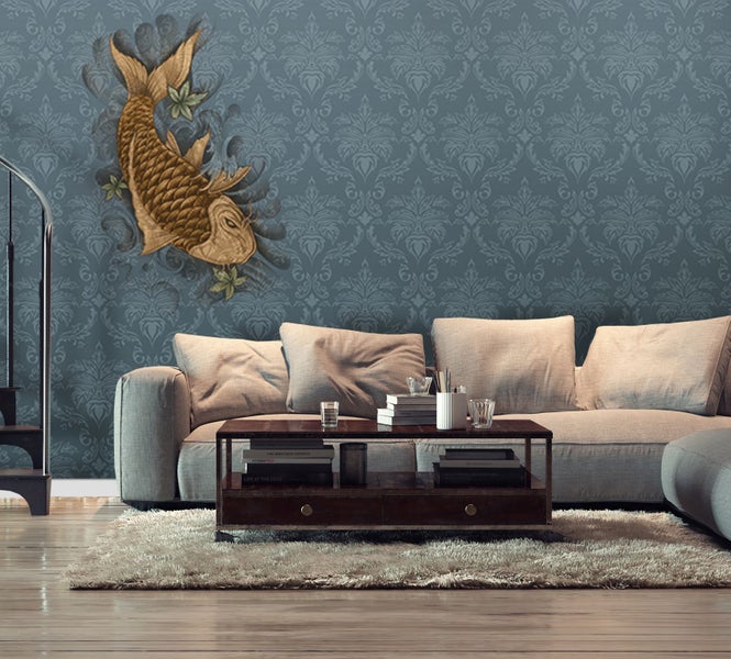 Wohnzimmer mit Sofa, Couchtisch und Wanddekoration mit Fischmotiv