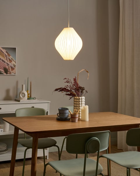 Esszimmer mit Holztisch, Stühlen und Pendelleuchte