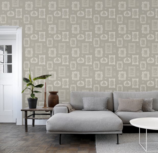 Wohnzimmer mit einer Wand mit Tapete mit Rahmenmuster, Sofa, Tisch und Pflanze