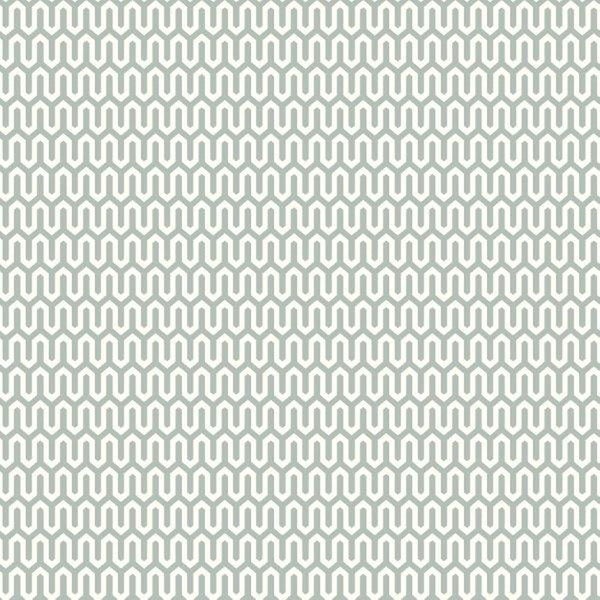 Tapete mit Waldmuster und Regal mit Dekorationsgegenständen an der Wand