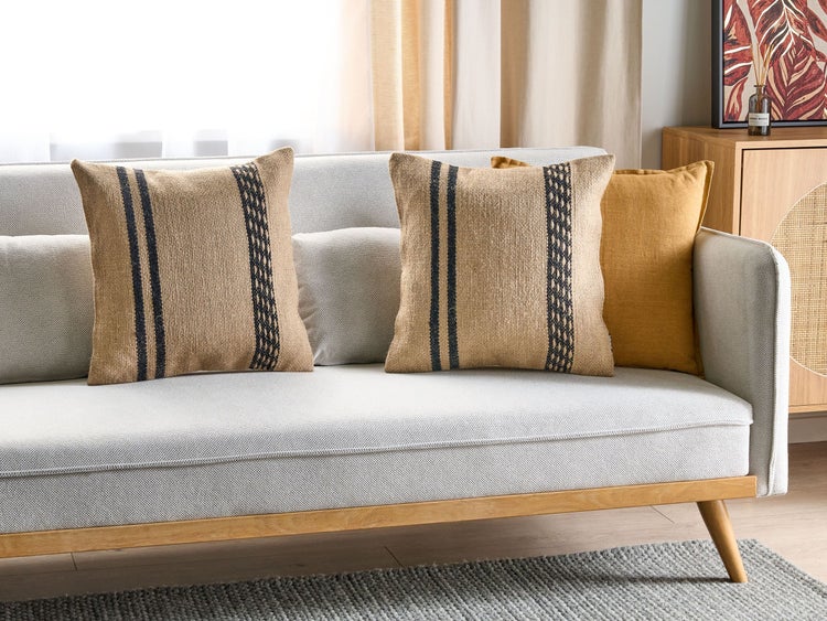 Dekoratives Wohnzimmer mit Sofa und Kissen