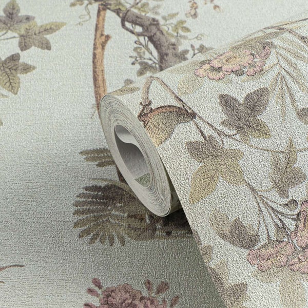 Tapetenrolle mit floralem Motiv und Blättern in klassischem Design