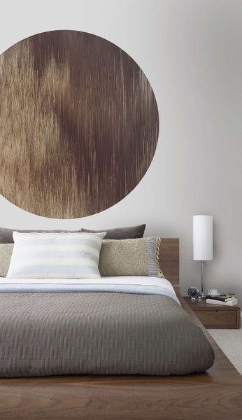 Schlafzimmer mit Bett, Nachttisch und Wanddekoration
