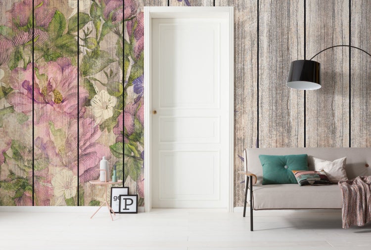 Dekorative Wandgestaltung mit floralem Paneel-Design und weißer Tür