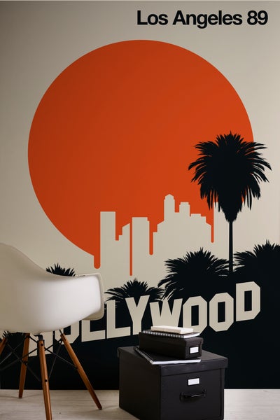 Fototapete mit retro Los Angeles Design, großer oranger Sonne, Skyline, Palmen, Hollywood Schriftzug und Text Los Angeles 89.