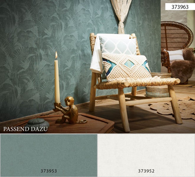 Dekorative Szene mit Kerzenständer, Kerze und Ornament auf einem Holztisch vor einer Tapete mit Pflanzenmuster