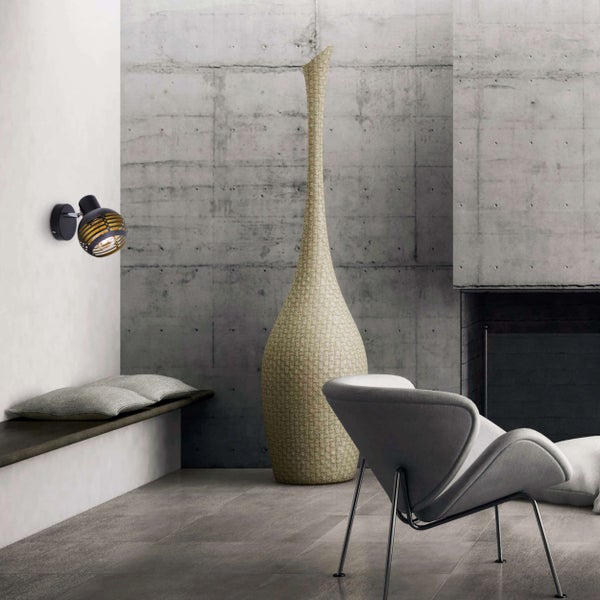 Helles Wohnzimmer mit modernem Design, inklusive Wandleuchte, Stuhl und dekorativer Vase.