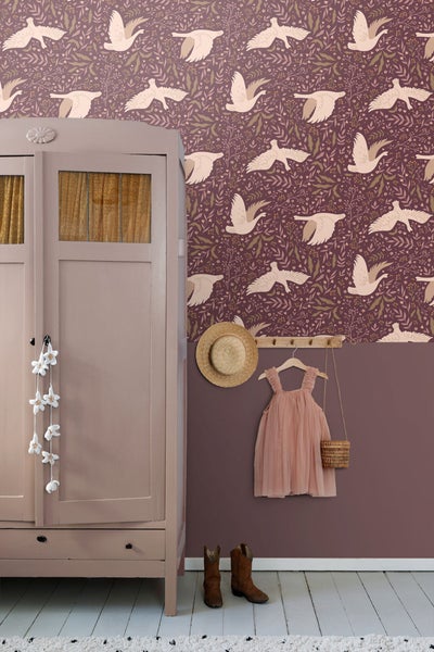 Kinderzimmer mit Tapete, Kleiderschrank, Kleid und Stiefeln
