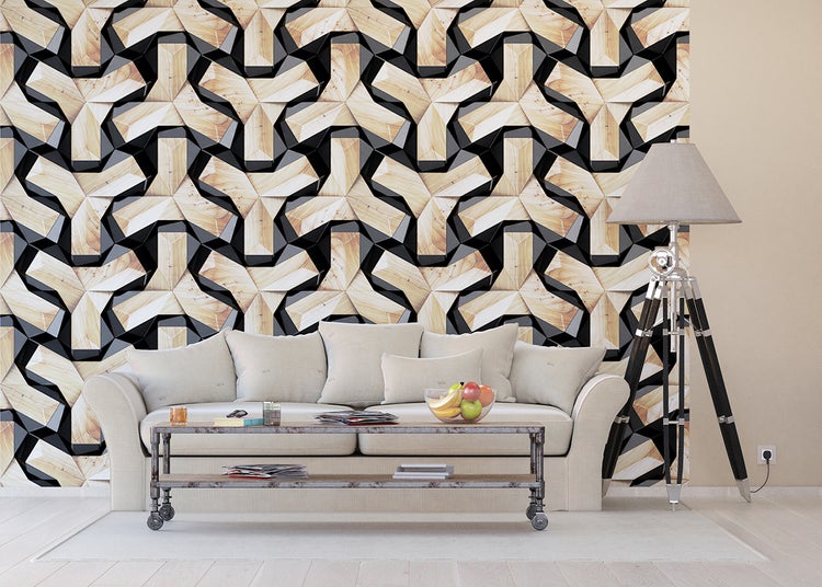 Wohnzimmer mit Sofa, Tischlampe und Wandtapete mit Holzmuster