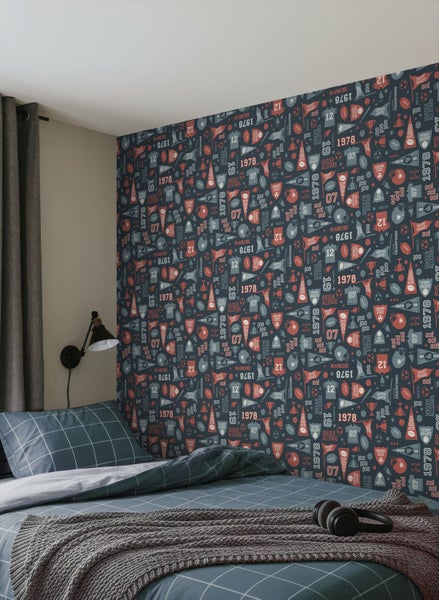 Schlafzimmer mit gemusterter Tapete mit Sportmotiven, Bett und Nachttischlampe