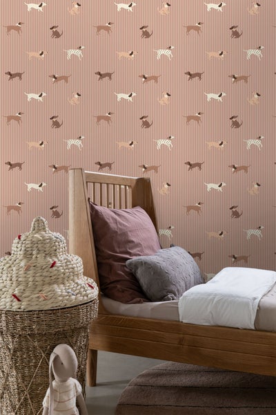Kinderzimmer mit Bett, Aufbewahrungskorb und Tapete mit Hundemotiv