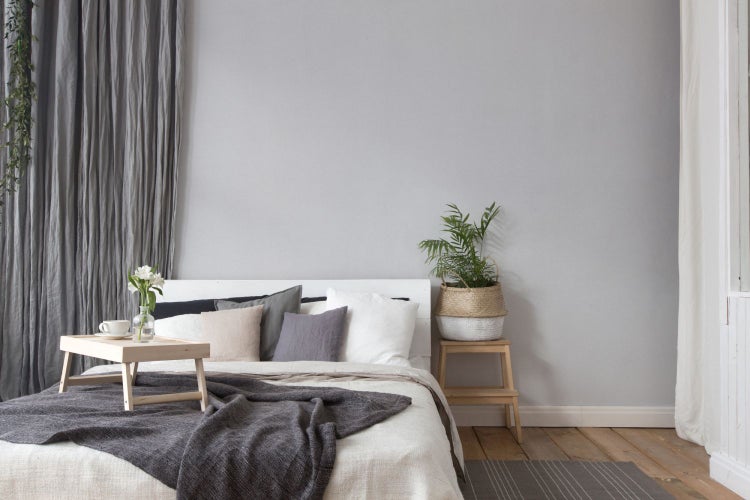 Dekorative Häuser aus Beton und eine Fotografie auf einem Holzregal