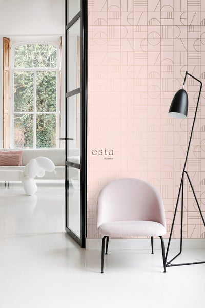 Wohnraum mit rosa gemusterter Tapete, Stuhl und Stehlampe