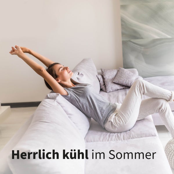 Frau entspannt auf einem Sofa