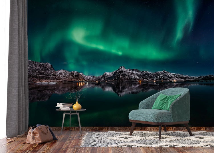 Raum mit Tapete mit Nordlicht-Motiv, Sessel und Beistelltisch