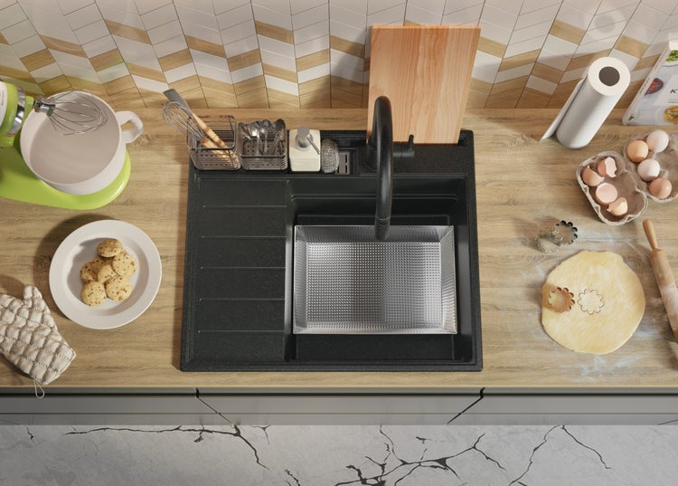 Küchenspüle mit Abtropffläche, Armatur, Küchenutensilien und Zutaten zum Backen