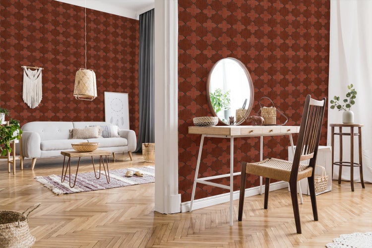 Wohnzimmer mit gemusterter Tapete, Sofa und Holzboden