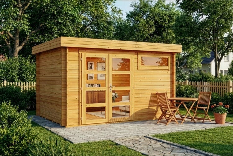 Gartenhaus aus Holz mit Flachdach und offenen Türen. Innenraum mit Werkbank. Vor dem Haus Gartenmöbel und Geräte auf gepflasterter Fläche.