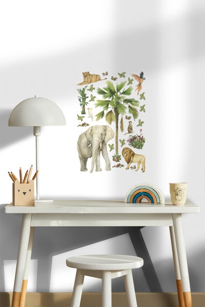 Kinderzimmer mit Schreibtisch, Lampe und Wandtattoo mit Tiermotiven