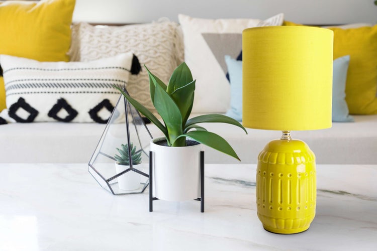 Gartenzwerg mit Sonnenblume und Bienenfigur