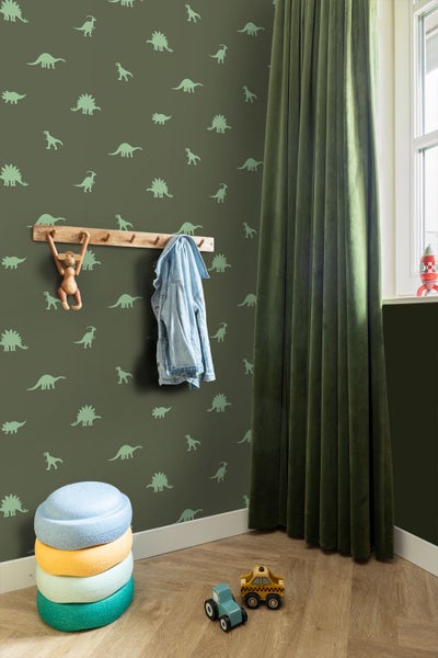 Dekoriertes Kinderzimmer mit Dinosaurier-Tapete, Vorhängen, Hocker und Spielzeug