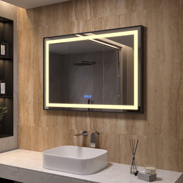 Rechteckiger Badezimmerspiegel mit LED Beleuchtung und Touch Steuerung über einem Aufsatzwaschbecken in einem modernen Badezimmer.