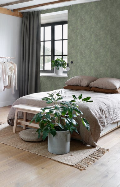 Helles Schlafzimmer mit Doppelbett, Fenster und grüner Tapete