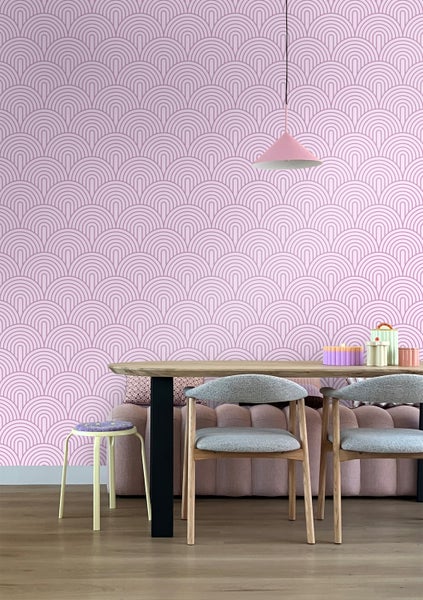 Szene mit Esstisch, Stühlen und gemusterter Tapete